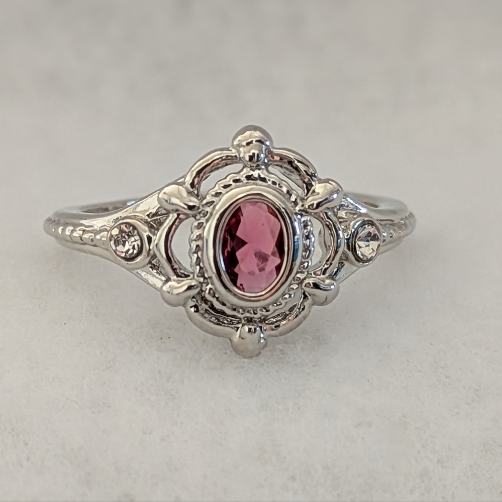 PINK CRYSTAL RING. STERLING SILVER PLATED.